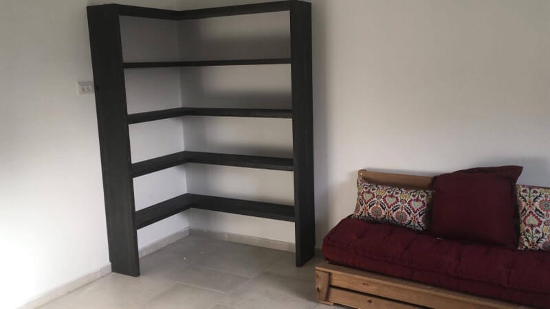 בניית ספריית עץ פינתית