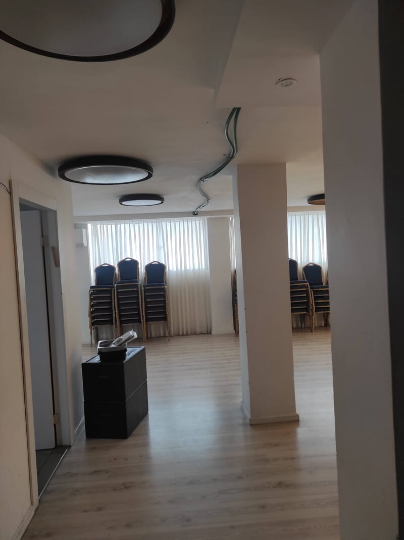 התקנת גופי תאורה ועבודת צבע