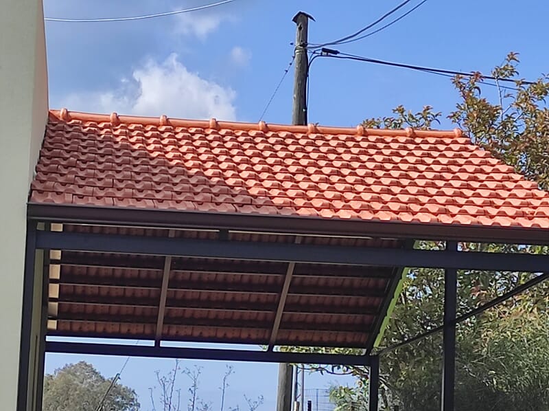 בניית סככת ברזל ורעפים לחניה
